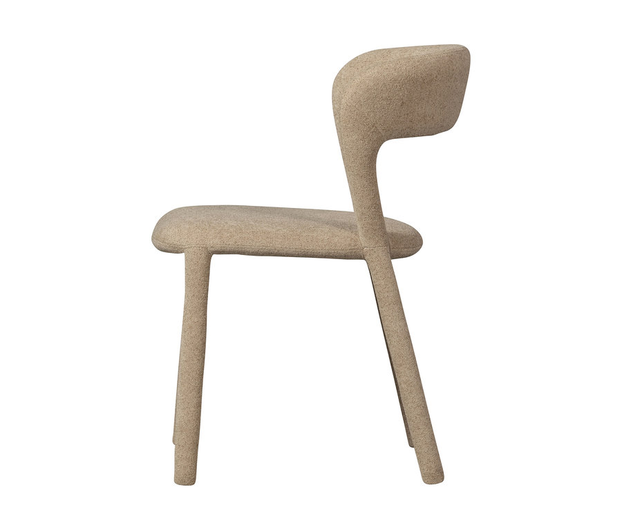 Ein hellbrauner, gepolsterter Stuhl mit geschwungener Rückenlehne und minimalistischem Design, von der Seite gesehen.