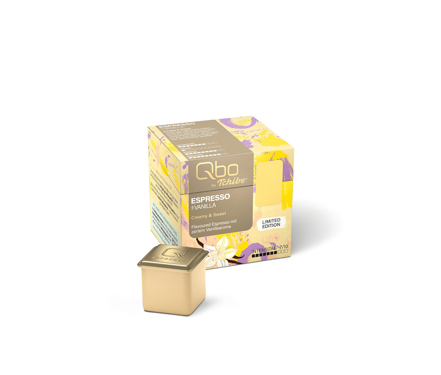 Eine Qbo by Tchibo Espresso Vanilla Kapsel steht vor einer gelben Packung. Limited Edition, Intensität 7/10.