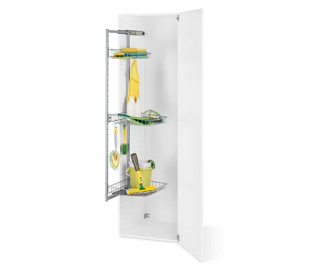 Reinigungsmittel in Drahtkörben in einem offenen weißen Schrank.