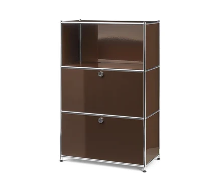 Brauner, glänzender Modulschrank mit drei Fächern. Oben ein offenes Fach, darunter zwei geschlossene Schränke mit silbernen Griffen und silbernem Metallgestell.