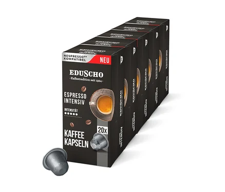 Mehrere Packungen Eduscho Espresso Intensiv Kaffeekapseln stehen aufgereiht, mit einer einzelnen Kapsel davor.