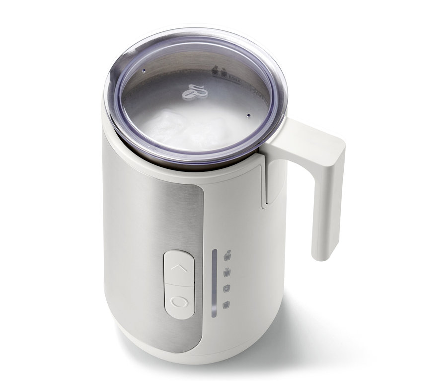 Milchaufschäumer mit transparentem Deckel und weißem Griff.