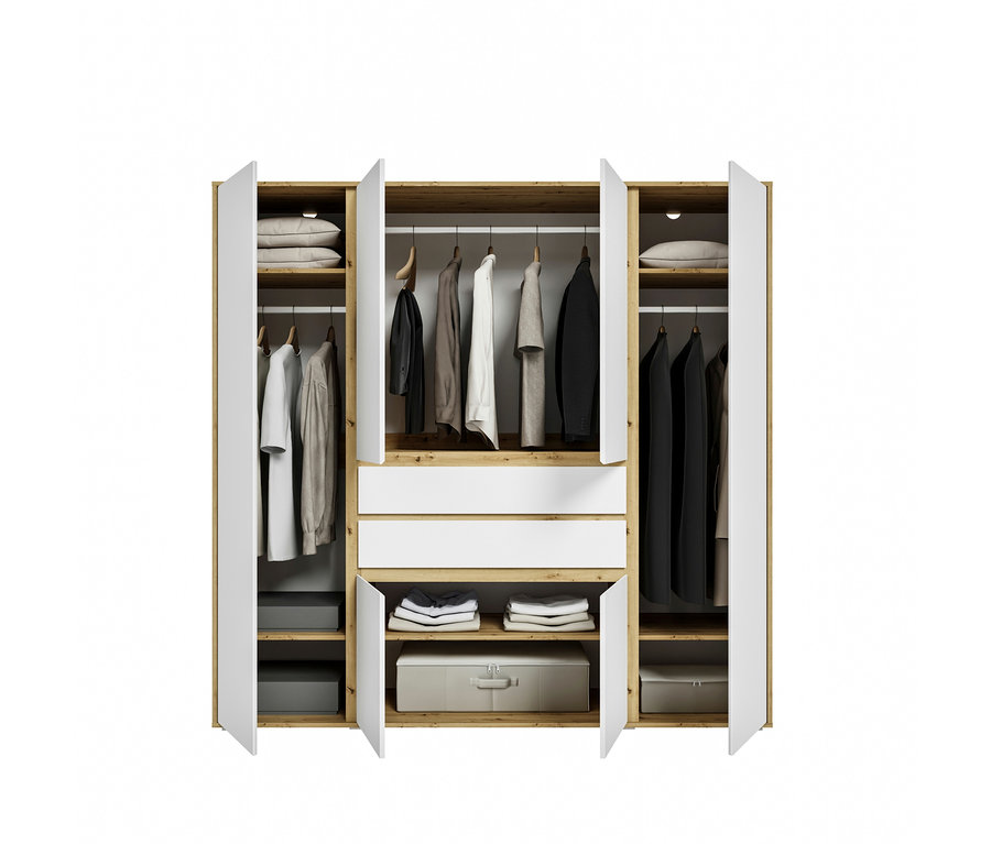 Offener Kleiderschrank in heller Holzoptik mit weißen Türen und Schubladen, gefüllt mit Kleidung, Kissen und Aufbewahrungsboxen.