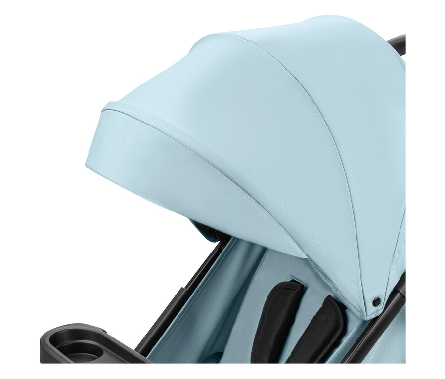 Nahaufnahme eines hellblauen hauck Buggy »Shop N Care« Kinderwagens, der das Verdeck, den Sitz mit schwarzen Gurten und einen seitlichen Getränkehalter zeigt.