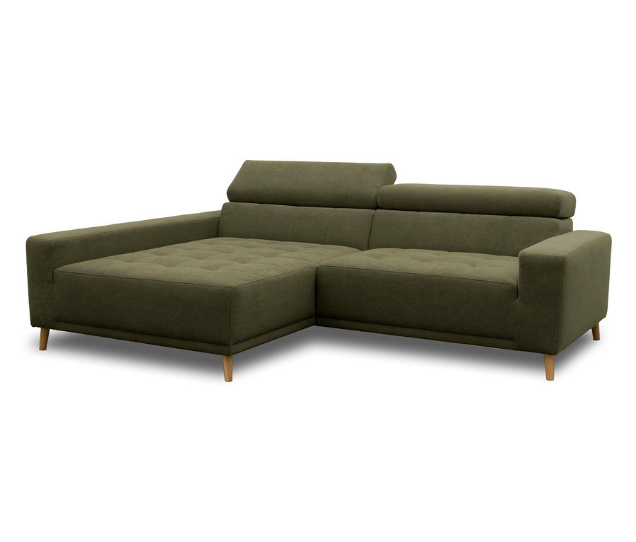 L-förmiges Ecksofa in dunkelolivgrünem Stoff mit einer Chaiselongue auf der linken Seite und verstellbaren Kopfstützen, stehend auf hellen Holzbeinen.