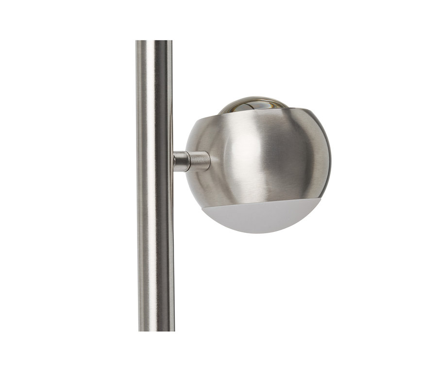 Nahaufnahme einer Lampe mit gebürstetem Metallständer und kugelförmigem Leuchtenkopf. Der Kopf ist oben aus gebürstetem Metall und unten weiß-transluzent.