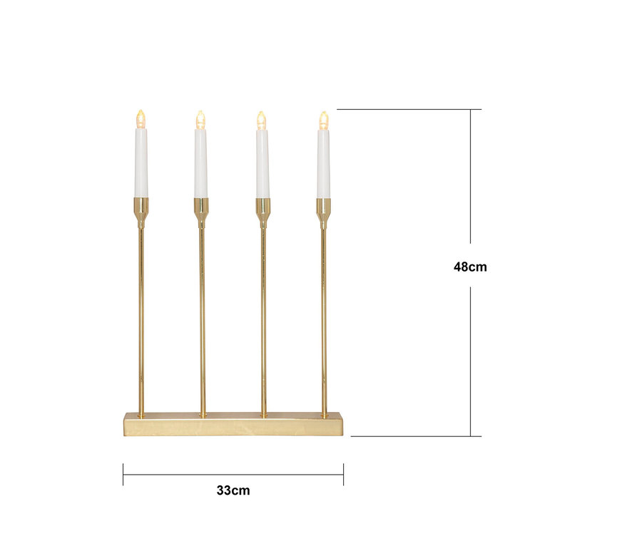 Goldener Kerzenständer mit vier weißen LED-Kerzen, 33 cm breit und 48 cm hoch.