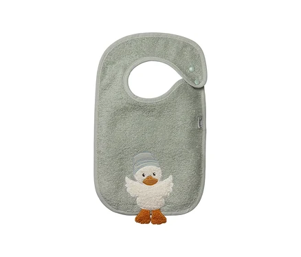 Hellgrünes Baby-Lätzchen mit einer aufgestickten weißen Ente, die einen blau-weiß gestreiften Hut trägt, mit orangefarbenem Schnabel und Füßen.