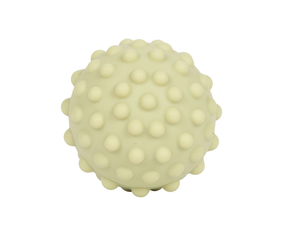 Ein hellgelber, stacheliger Ball mit zahlreichen kleinen, runden Noppen auf seiner Oberfläche, isoliert auf weißem Hintergrund.