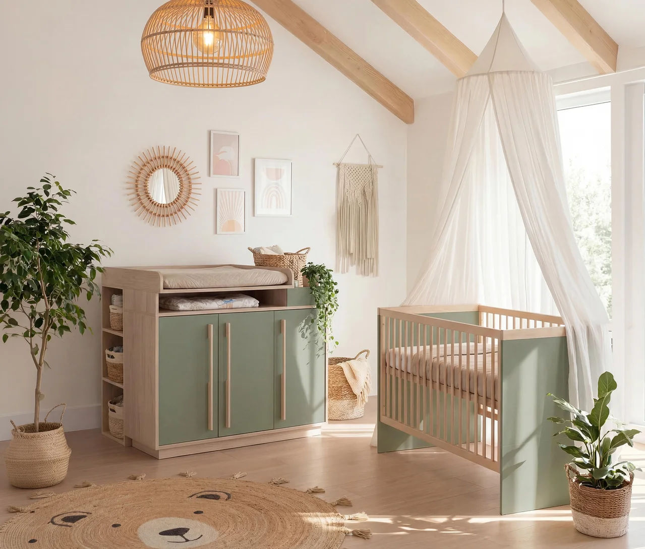 Ein ruhiges Babyzimmer mit Wickelkommode und Gitterbett in hellem Holz und Salbeigrün. Auf der Kommode liegt eine beige Wickelauflage, über dem Gitterbett hängt ein weißer Betthimmel. Der Raum ist mit einer Rattanlampe, einem Sonnenstrahlspiegel, einem Bären-Teppich und Topfpflanzen dekoriert.