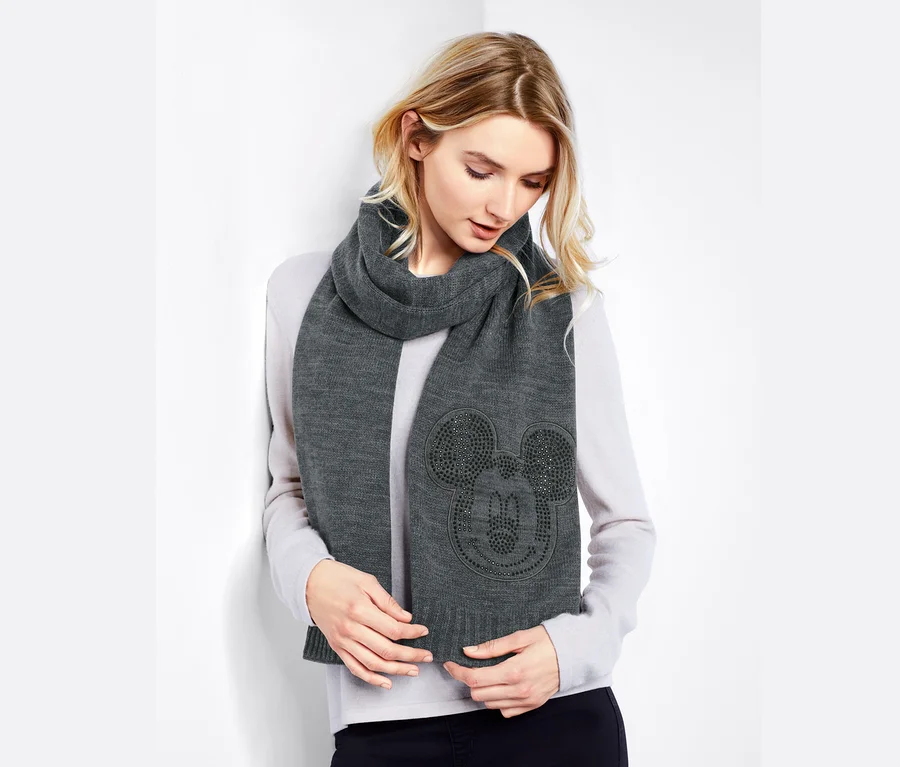 Frau trägt einen Strickschal »Disney«.