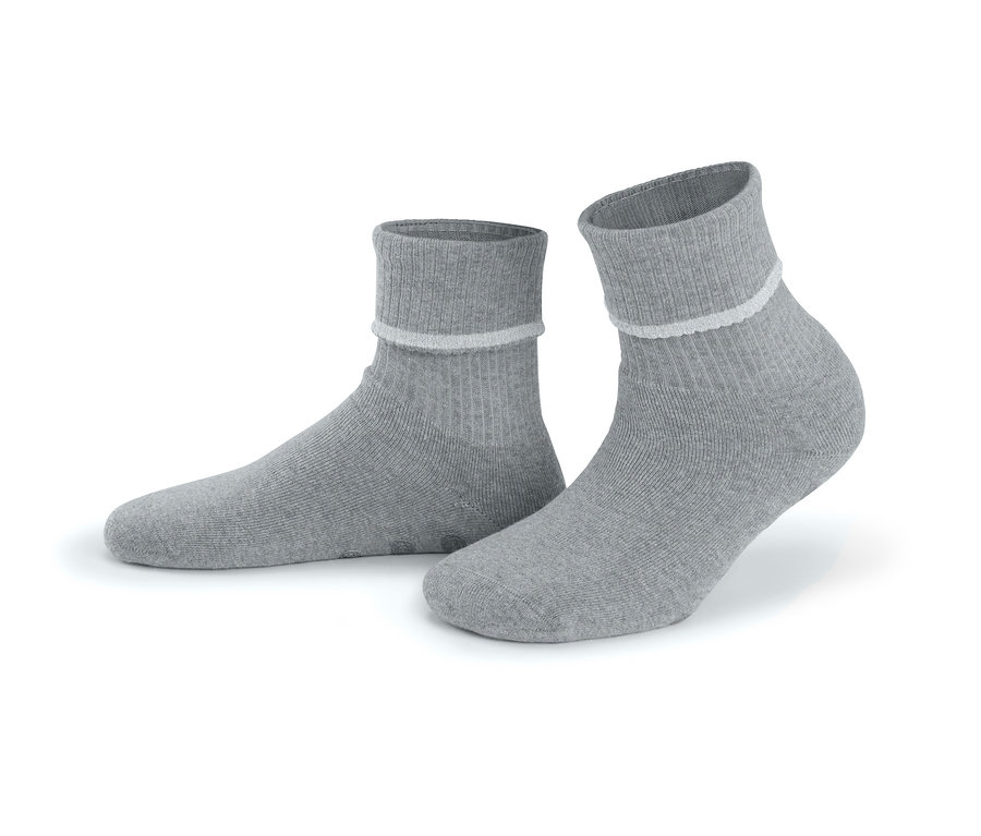 Zwei Paar graue Stoppersocken auf weißem Hintergrund.