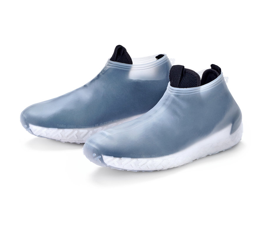 Zwei Regen-Überziehschuhe mit weißer Sohle.