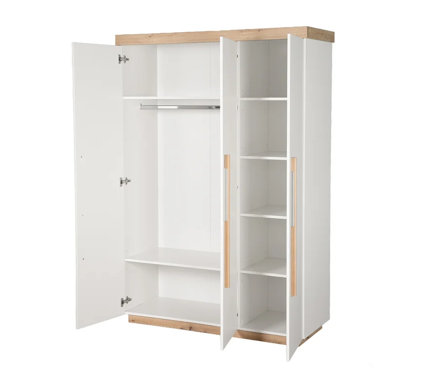 Weißer Kleiderschrank mit Holzakzenten, dessen linke Türen eine Kleiderstange und ein Regal zeigen, während die rechte Seite vier Regale hinter leicht geöffneten Türen hat.