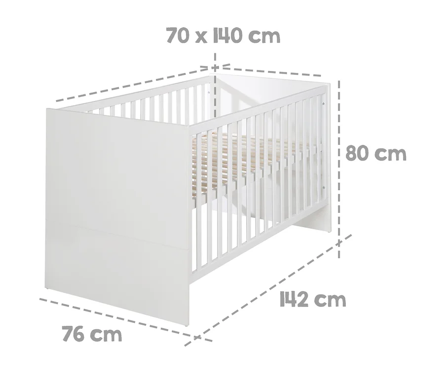 Weißes Babybett mit Gitterseiten, Maße: 70 x 140 cm für die Matratze, 80 cm Höhe, 142 cm Länge und 76 cm Breite.