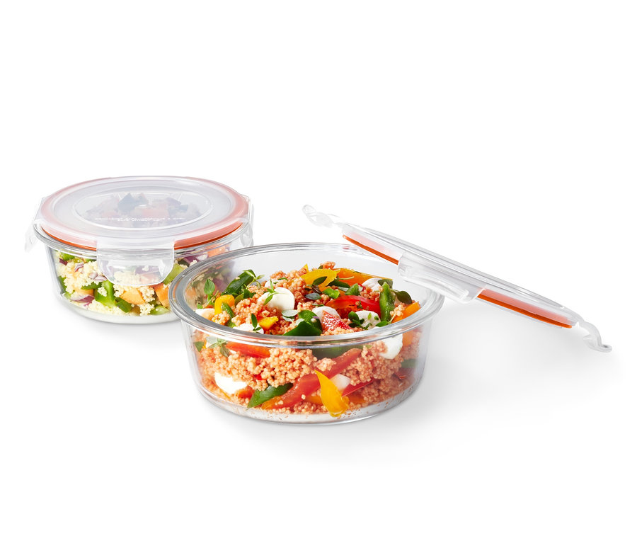 Zwei mit Salat gefüllte Glasschüsseln mit Deckel.