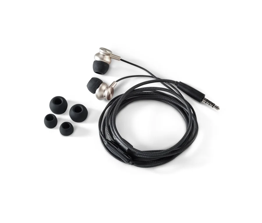 Zwei In-Ear-Kopfhörer und vier Silikonaufsätze auf weißem Hintergrund.
