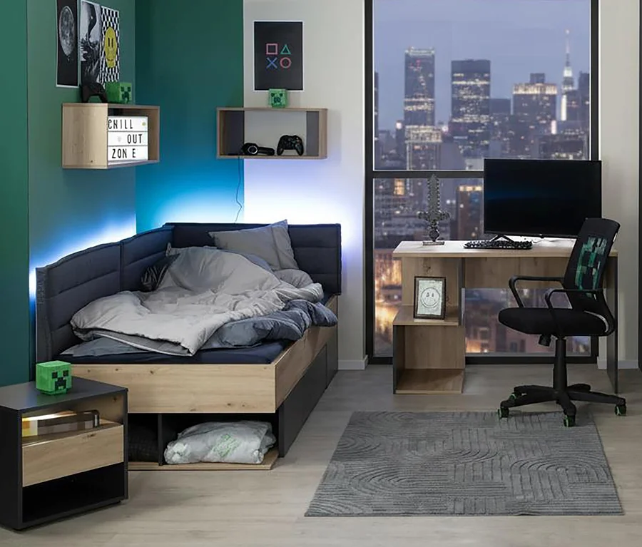 Zimmer mit einem Roba Jugendbett »Marvin«, 90 x 200 cm, Schreibtisch, Stuhl und Fenster mit Stadtansicht.