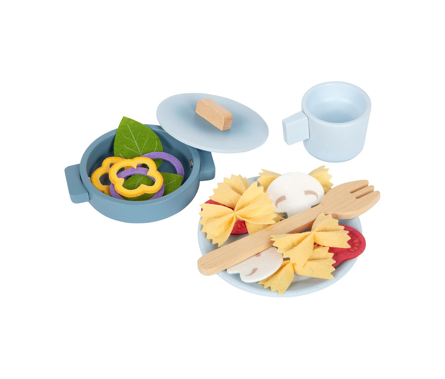 small foot Tabletop-Kitchen: Ein hellblauer Spielzeugtopf mit Deckel, gefüllt mit Filzgemüse, daneben ein Teller mit Filznudeln, Pilzen und Tomaten, einer Holzgabel und einer Tasse.