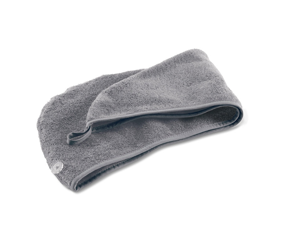 Graues Turban-Handtuch mit Knopf auf weißem Hintergrund.