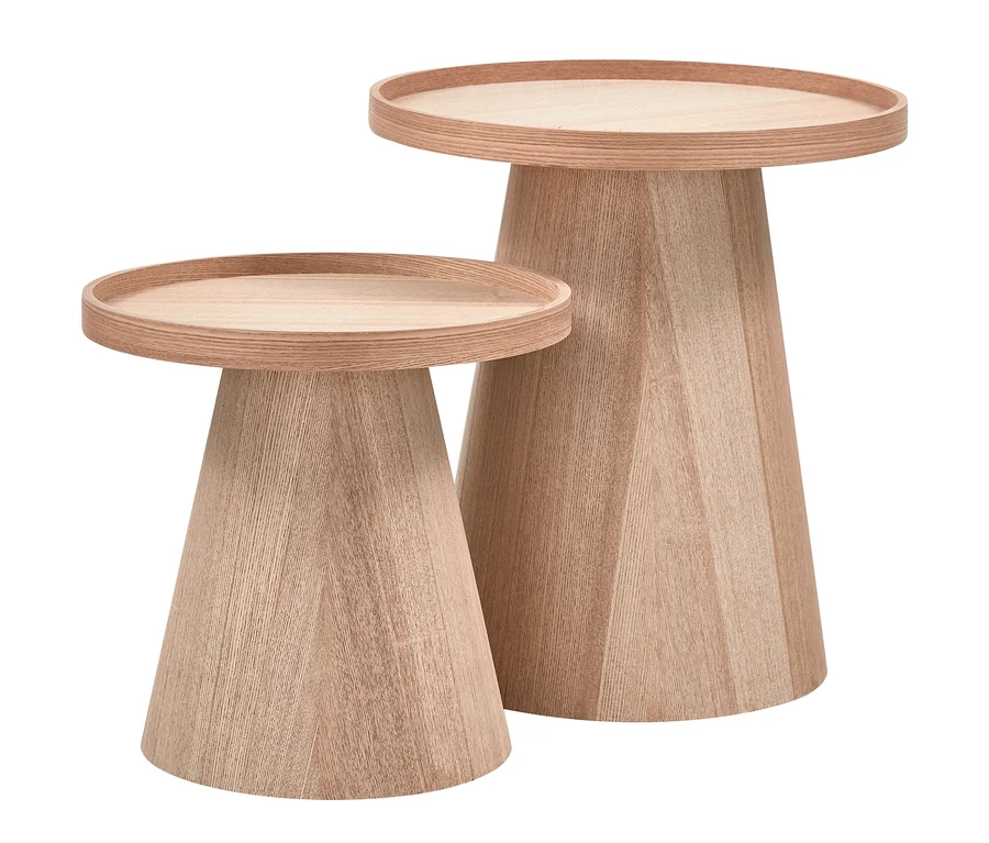Zwei hölzerne Beistelltische mit runden Platten und konischen Füßen. Der größere Tisch ist der WOOOD Beistelltisch »Maud«, groß.
