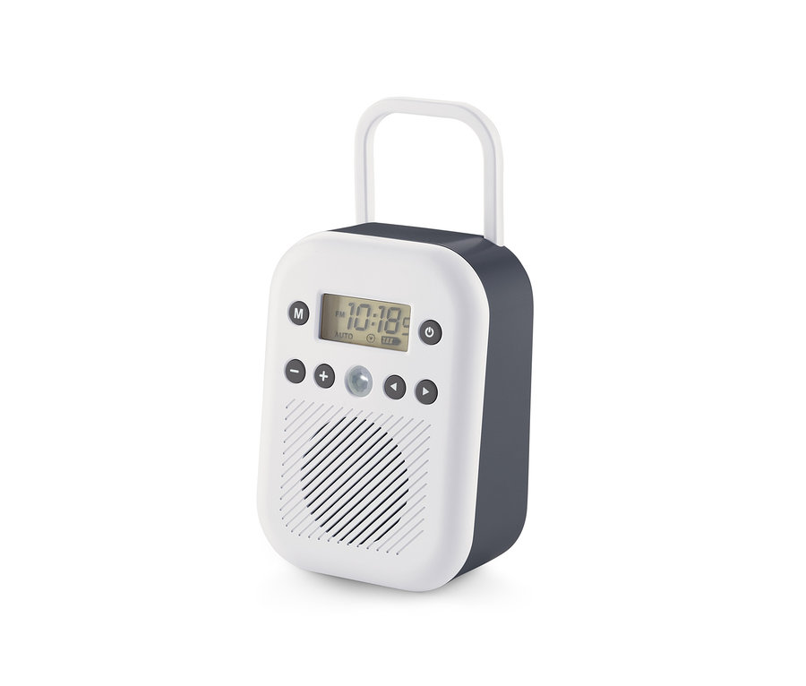 Ein weißes Badradio mit grauen Seiten, Digitalanzeige und weißem Griff.
