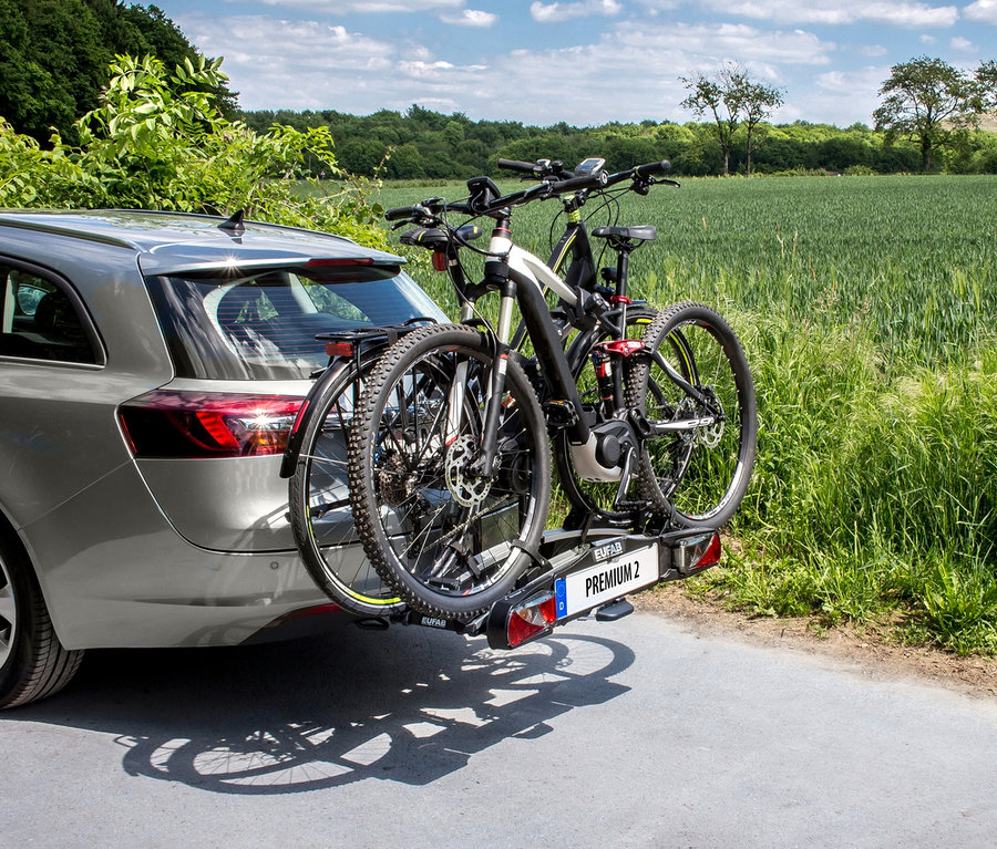 Grauer Kombi mit schwarzem Fahrradträger »Premium 2« mit zwei Fahrrädern.