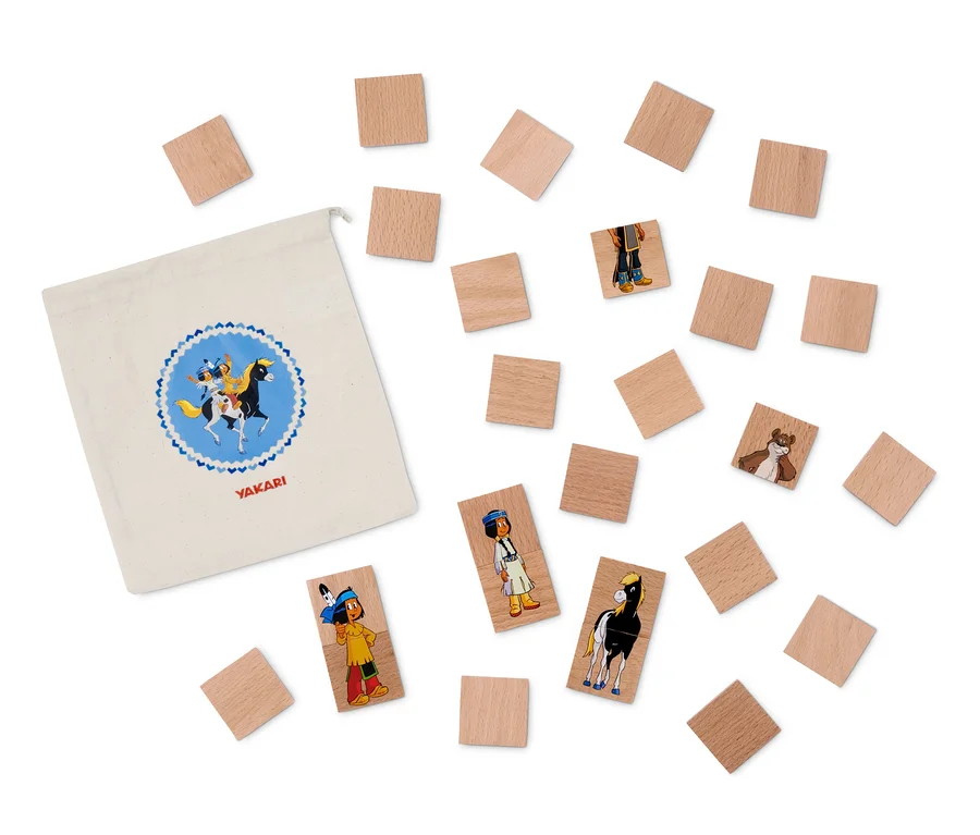 Yakari-Holz-Memory mit Beutel ist auf einem weißen Hintergrund ausgelegt.