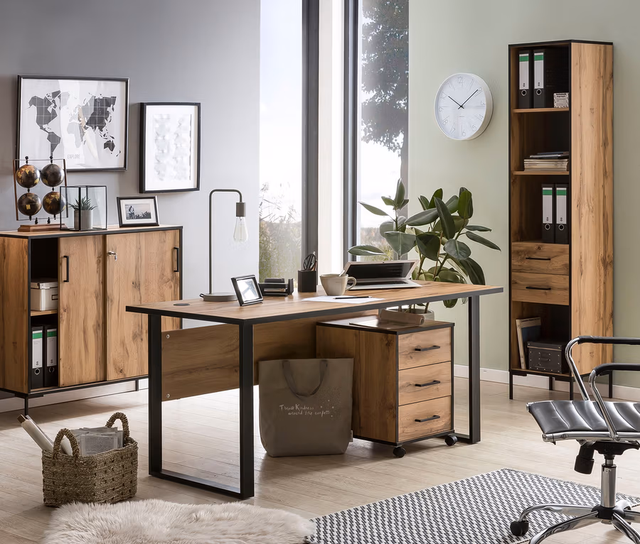 Einrichtung eines Büros mit Schreibtisch, Stuhl und Schränken, darunter ein Bürohochschrank »2000 H 400 R«, ein Schiebetürenschrank »2000 U 1000 ST«, ein Aktenschrank »2000 H650 T2«, ein Schreibtisch »2000 1600« und ein Rollcontainer »2000«.