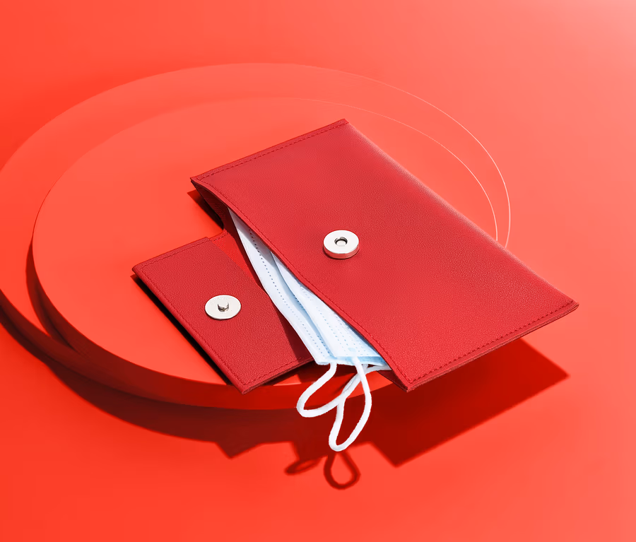 Ein rotes Masken-Etui auf rotem Hintergrund.