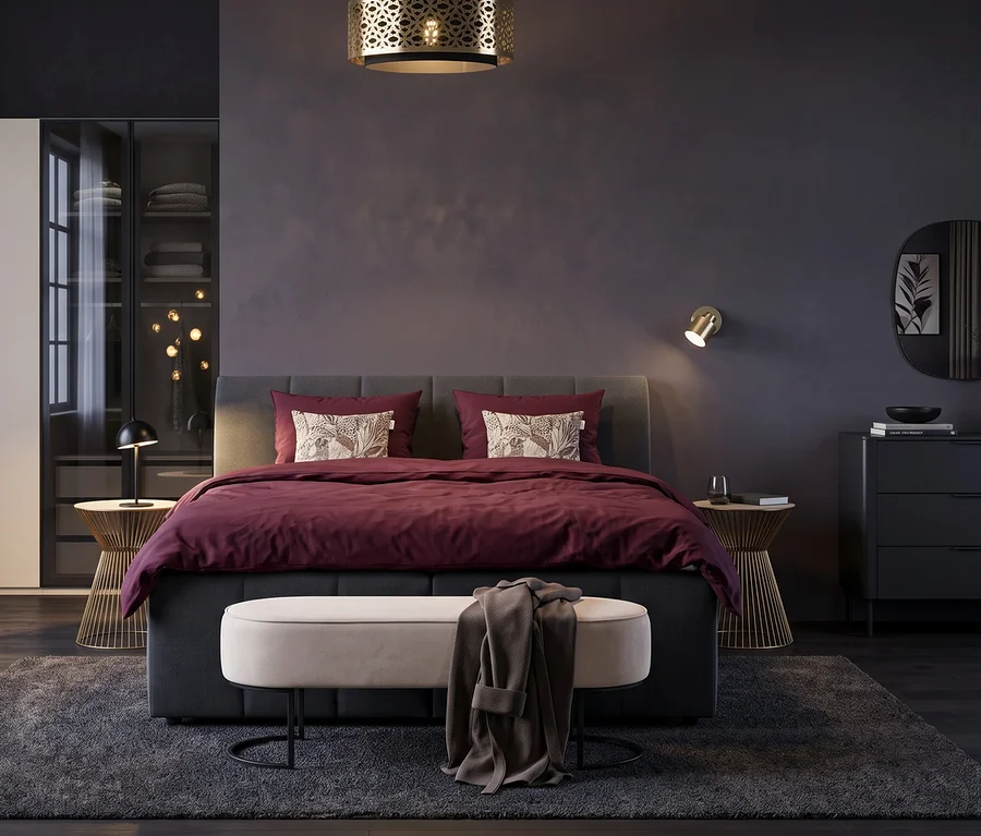 Ein Schlafzimmer mit einem DOMO Boxspringbett »Bergen« mit beerenfarbener Baumwollsatin-Bettwäsche und gemusterten Kissen. Am Fussende steht eine Eglo Bank »AVIKLO« mit einer dunkelgrauen SCHÖNER WOHNEN-Kollektion Wohndecke »BASICS« auf einem anthrazitfarbenen Teppich »Jane«. Links ein rauch Schrank »Skat Shine« mit Glastüren, rechts eine WOOOD Kommode »Gunnar« mit einem WOOOD Spiegel »Philou« darüber. Zwei DeEek Sidetables »Suus« flankieren das Bett, einer mit einer schwarzen SCHÖNER WOHNEN - Kollektion Akku-Tischleuchte »Bellis«. Eine goldene Eglo Deckenleuchte »Sandbach« und ein Eglo Wandspot »Southery« beleuchten den Raum.