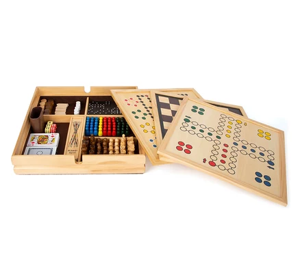 Offener Holzkasten mit diversen Spielen, darunter Karten, Würfel und Spielbretter für Dame, Domino und andere Spiele. small foot Spielesammlung, 20 Klassiker