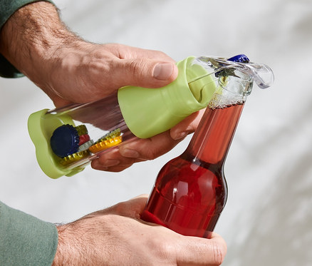 Mann öffnet eine rote Flasche mit einem Flaschenöffner mit Auffangbehälter.