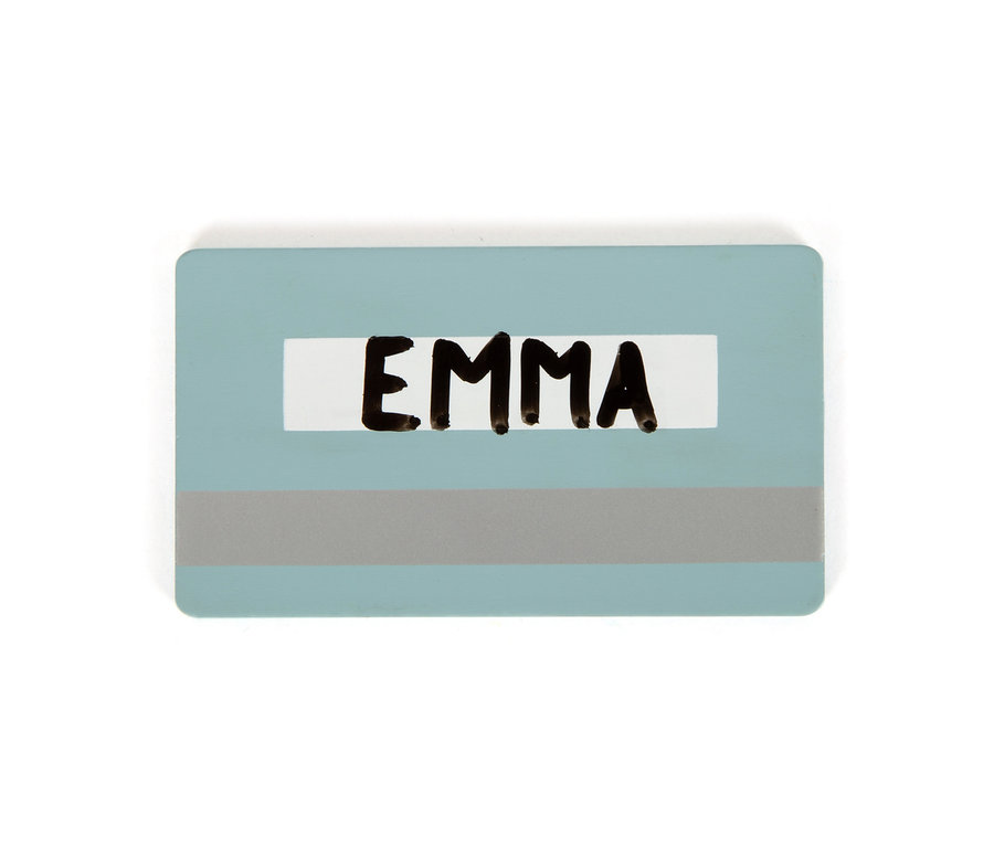 Eine hellblaue small foot Kasse »fresh« mit einem grauen Streifen und dem Namen Emma.