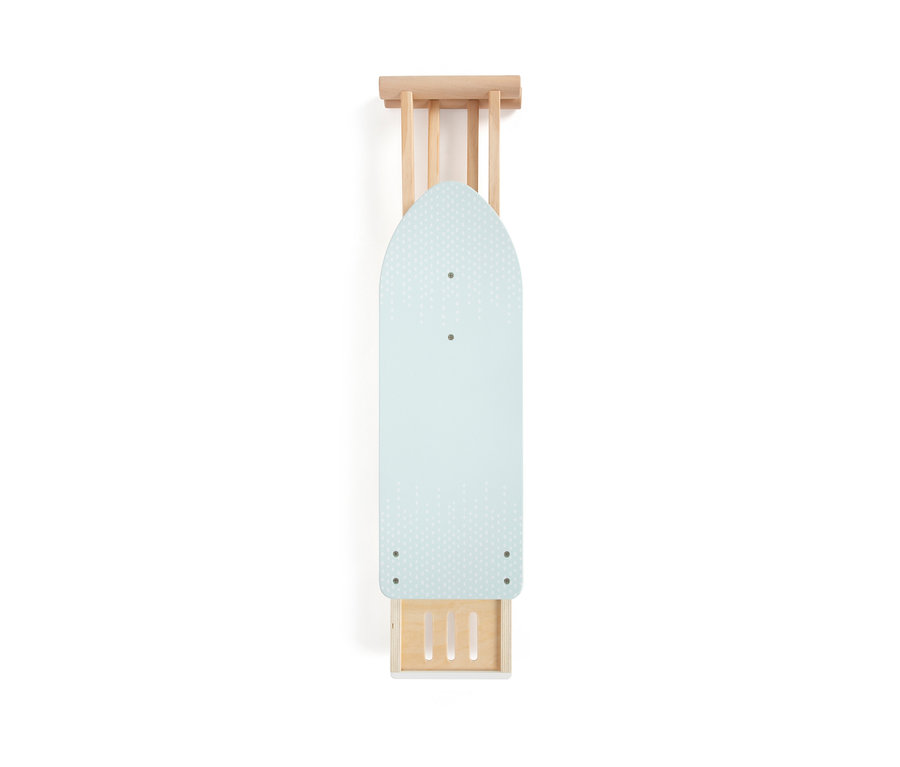 Ein Kinderbügelbrett mit blau-weisser Platte und Holzrahmen.