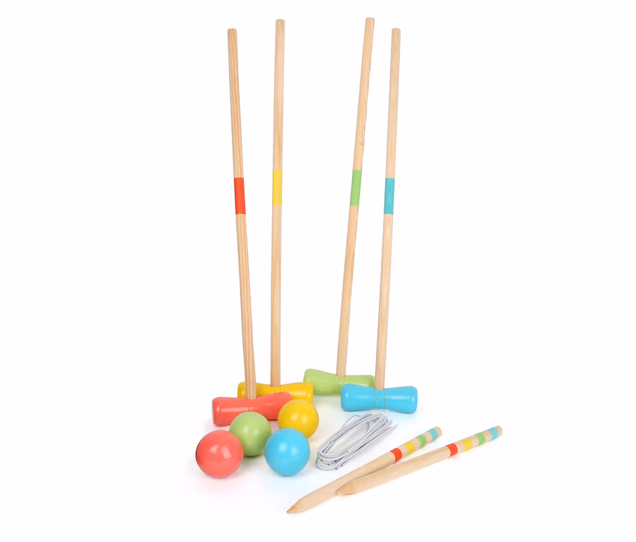 Ein »Active« Krocket-Set von small foot mit bunten Kugeln, Schlägern und Heringen.