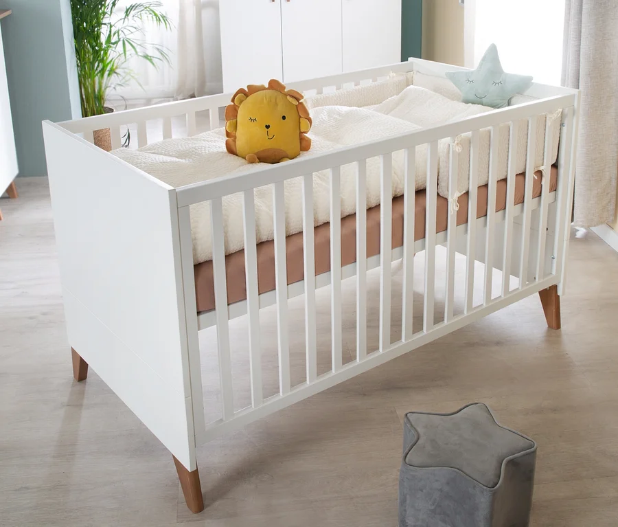 Weißes roba »Ole« Kombi-Kinderbett, 70 x 140 cm, mit Löwen- und Sternspielzeug.