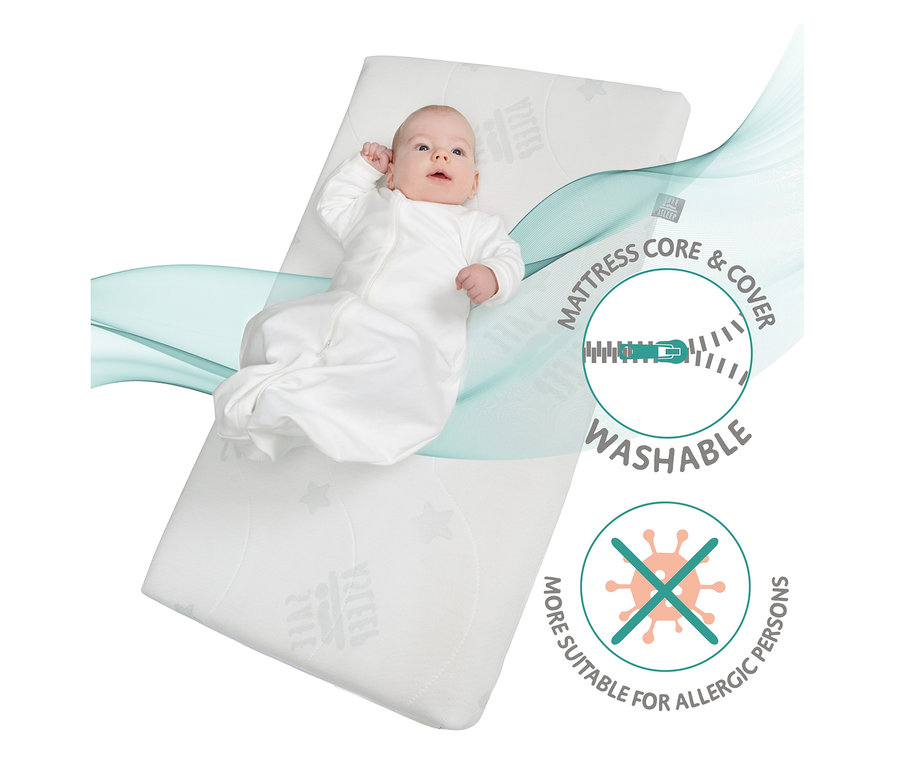 Baby liegt auf der weißen roba 2-in-1-Beistellbett »safe asleep®« Matratze.