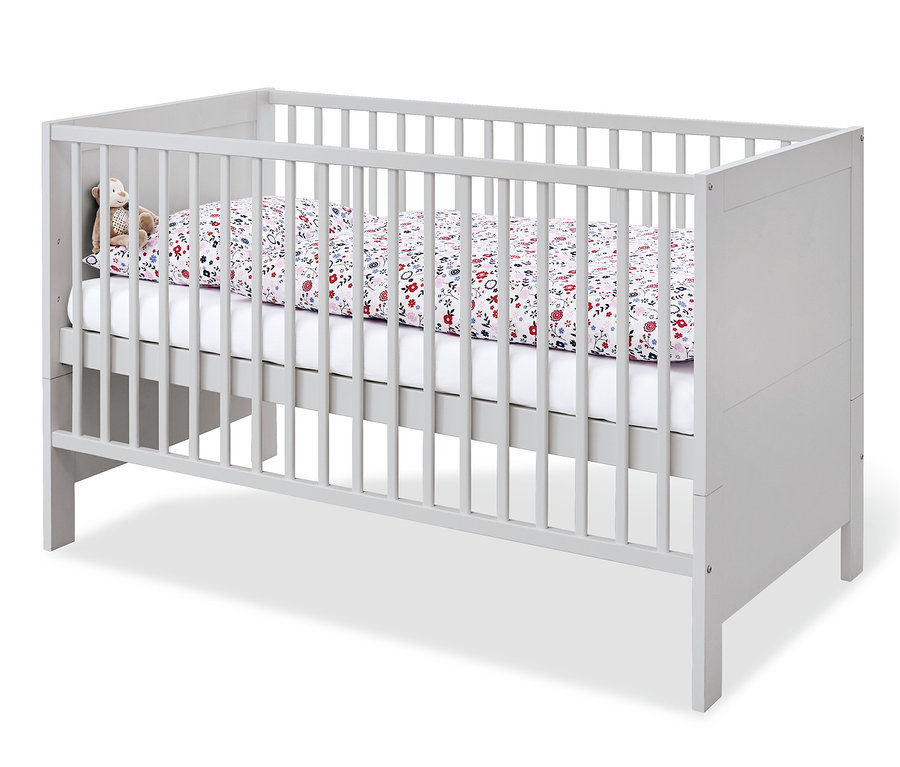 Graues Pinolino Kinderbett »Liv« mit weißer Matratze und Blumendecke.