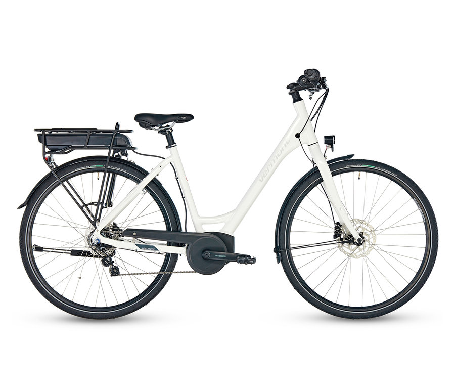 Ein weißes VERMONT-Damen-Trekking-E-Bike »Lille« steht vor einem weißen Hintergrund.