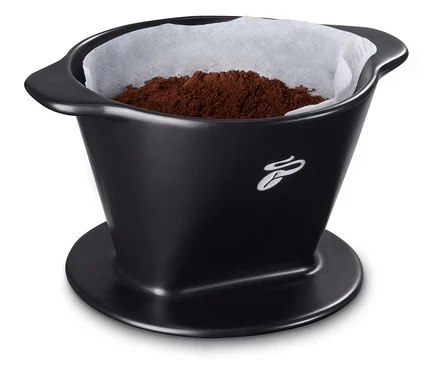 Schwarzer Kaffeehandfilter Gr. 101 mit Kaffeebohne.