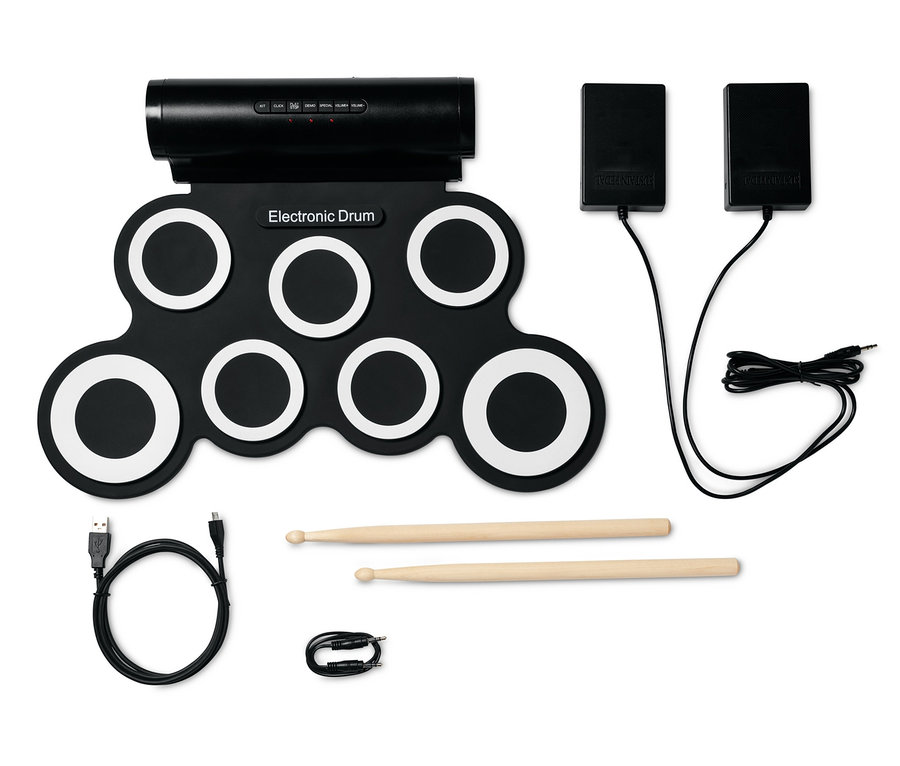 Ein elektronisches Schlagzeug-Set in Schwarz mit Sticks und Pedalen auf weißem Hintergrund.