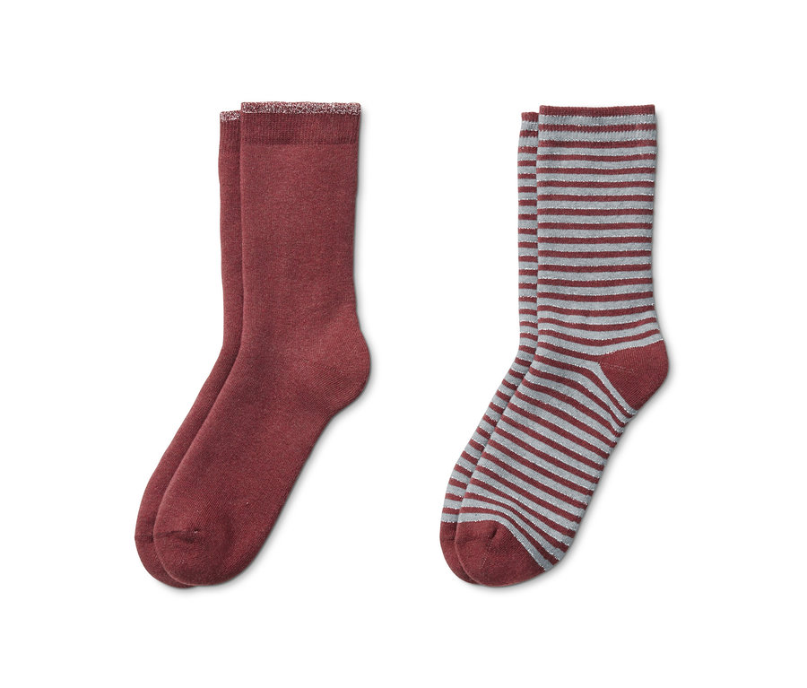 Zwei Paar Kuschelsocken: einfarbig bordeauxrot und gestreift in Bordeauxrot und Grau.