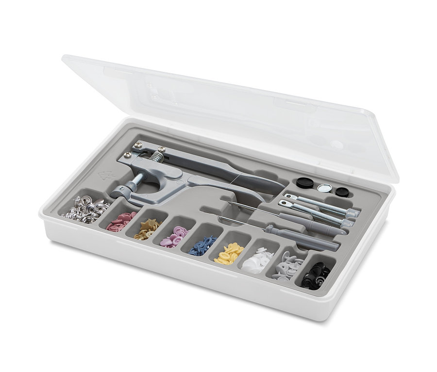 Druckknopf-Set in weißer Plastikbox mit transparentem Deckel.