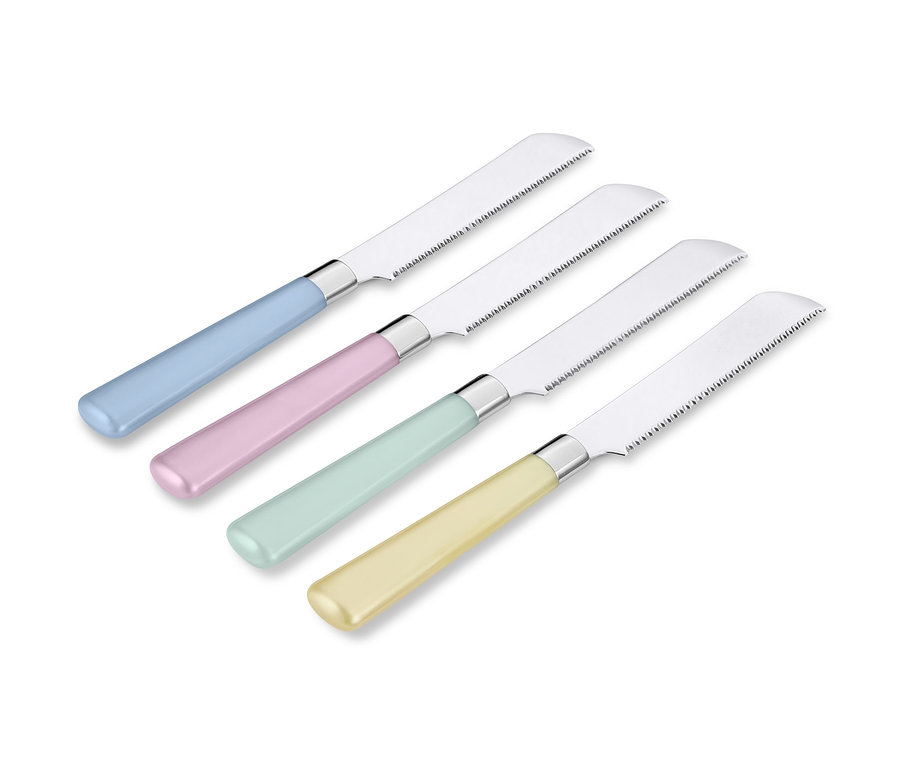Vier Frühstücksmesser mit farbigen Griffen liegen auf einem weißen Hintergrund.