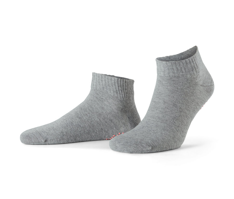 Zwei Paar graue Yogasocken.