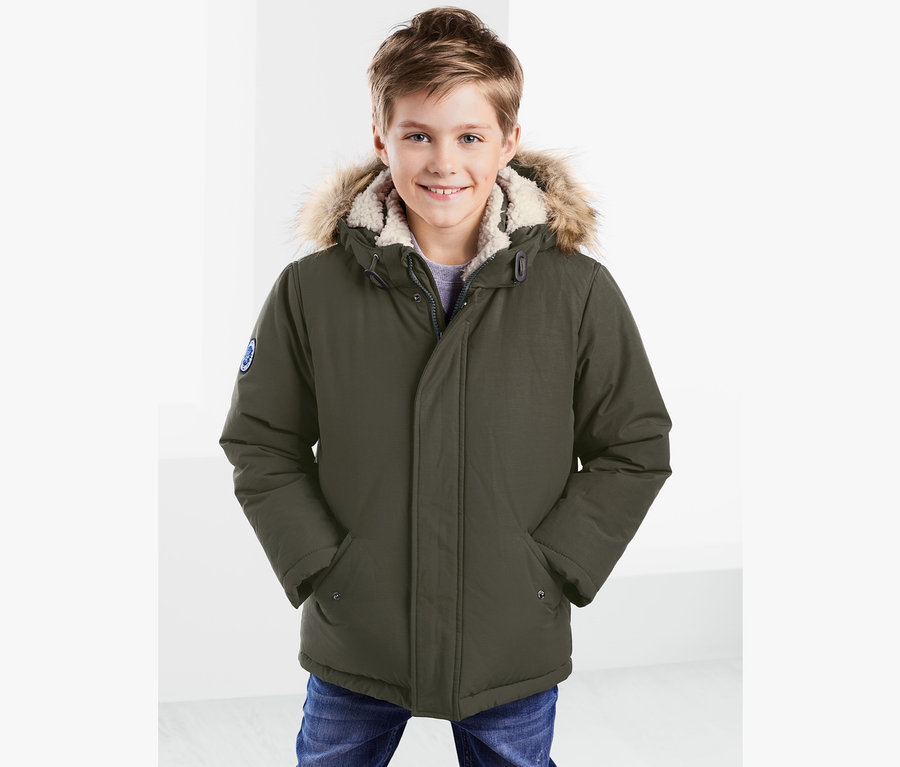 Junge in Thermoparka.