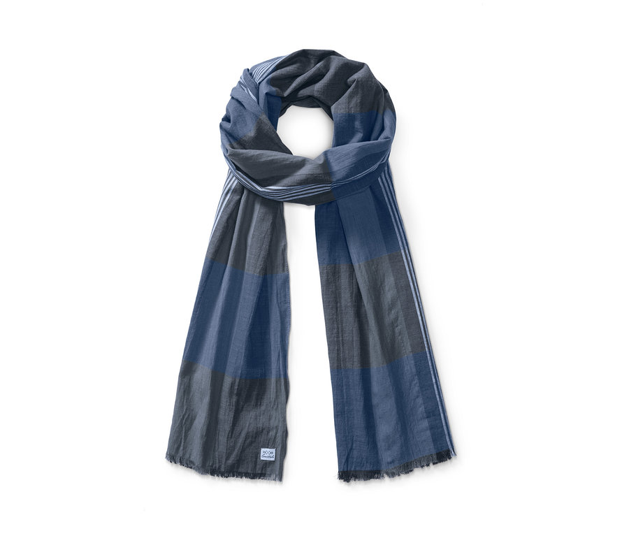 Blau-grauer Webschal mit Streifen.