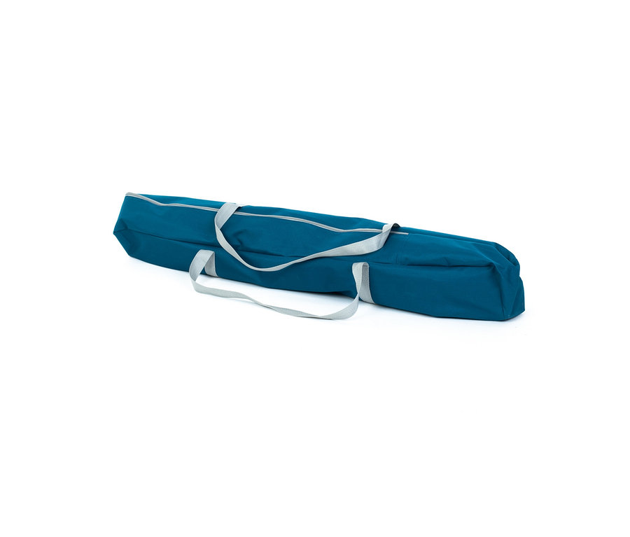 Eine blaue Campingliegen-Tasche mit grauen Trägern auf weißem Hintergrund.