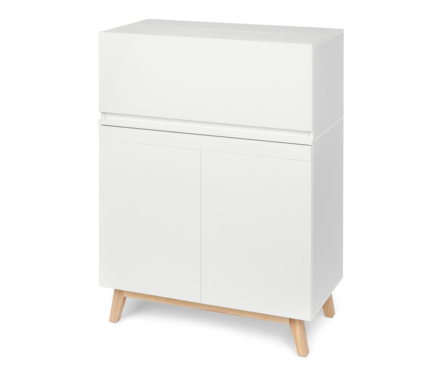 Weißer Officeschrank mit Türen und Holzfüßen.